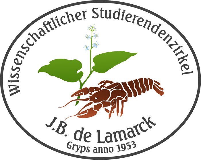 Logo des Lamarckzirkels. Zentral sind eine weißblütige Pflanze und ein Flusskrebs dargestellt. Eingerahmt wird das Ovale Logo oberhalb von dem Schriftzug "Wissenschaftlicher Studierendenzirkel". Unterhalb findet sich der Schriftzug "J.B. de Lamarck Gryps anno 1953".